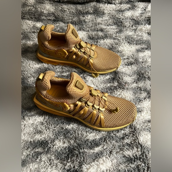 302: Nike Women Shox Gravity (Metallic Gold) Size: 7.5 (reg$150) - Picture 4 of 13